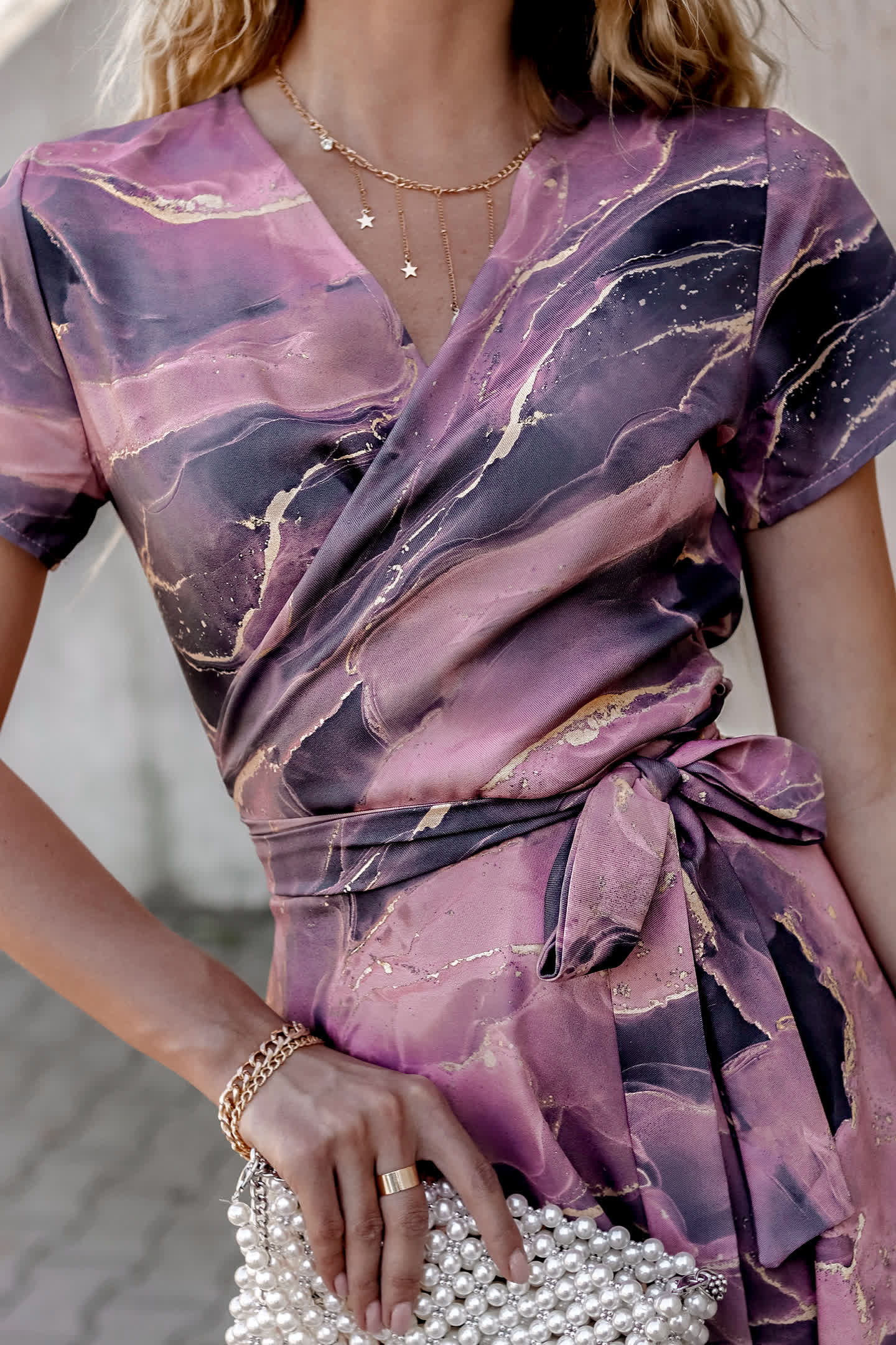 SUKIENKA KRÓTKA KOPERTOWA ZAKŁADANA WIĄZANA Z PASKIEM Z DEKOLTEM V - obrazek 4