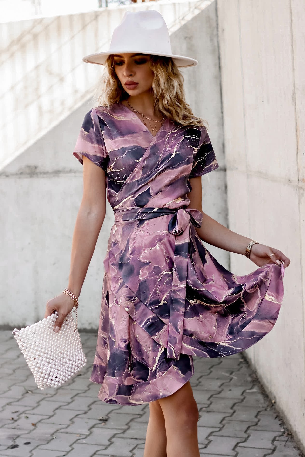 SUKIENKA KRÓTKA KOPERTOWA ZAKŁADANA WIĄZANA Z PASKIEM Z DEKOLTEM V