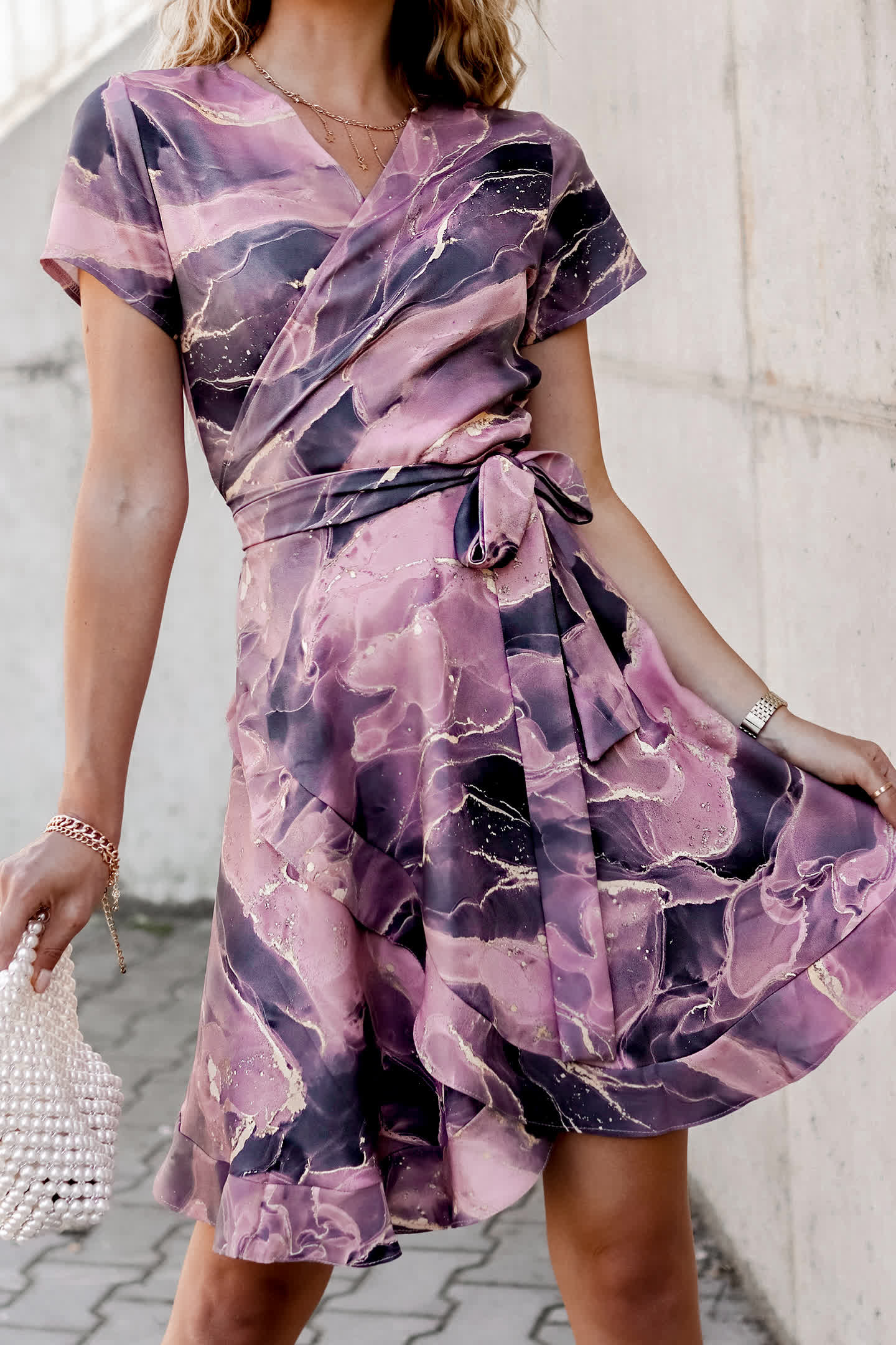 SUKIENKA KRÓTKA KOPERTOWA ZAKŁADANA WIĄZANA Z PASKIEM Z DEKOLTEM V - obrazek 3